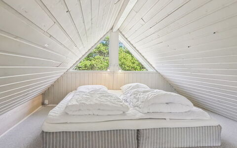 Efimija - 1.4Km from the Sea: Legna, Soffitto, Camera Da Letto, Pavimento, Pavimentazione, Interior Design, Letto, Bedding, Attico, Pavimento In Legno