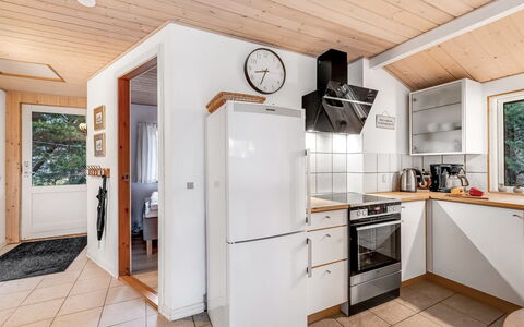 Hilde - 350M to the Fjord: Legna, Apparecchio Major, Cucina, Pavimentazione, Interior Design, Pavimento, Soffitto, Elettrodomestico Da Cucina, Casa, Casa