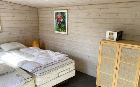 Hilde - 350M to the Fjord: Mobilia, Legna, Pavimentazione, Pavimento, Interior Design, Camera, Camera Da Letto, Soffitto, Letto, Latifoglie