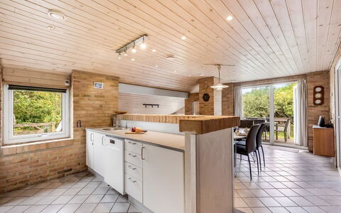 Dorithea - 1.3Km from the Sea: Pavimentazione, Cucina, Controsoffitto, Interior Design, Legna, Mobilia, Soffitto, Pavimento, Cabinetry, Camera