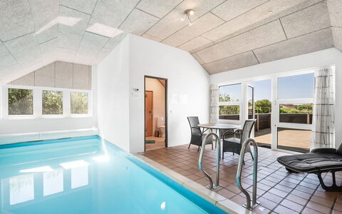 Aage - 1.7Km from the Sea: Mobilia, Interior Design, Pavimentazione, Pavimento, Soffitto, Camera, Sedia, Tavolo, Appartamento, Cucina & Sala Da Pranzo Tavolo