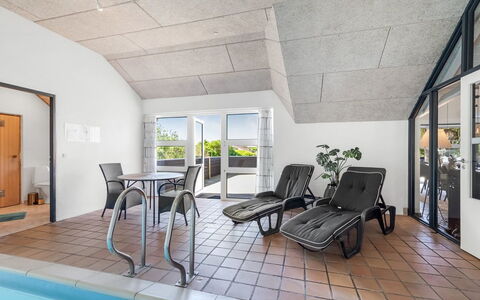 Aage - 1.7Km from the Sea: Mobilia, Interior Design, Pavimentazione, Pavimento, Soffitto, Camera, Sedia, Tavolo, Appartamento, Cucina & Sala Da Pranzo Tavolo