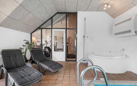 Aage - 1.7Km from the Sea: Mobilia, Interior Design, Pavimentazione, Pavimento, Soffitto, Camera, Sedia, Tavolo, Appartamento, Cucina & Sala Da Pranzo Tavolo