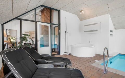 Aage - 1.7Km from the Sea: Mobilia, Interior Design, Pavimentazione, Pavimento, Soffitto, Camera, Sedia, Tavolo, Appartamento, Cucina & Sala Da Pranzo Tavolo