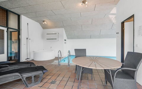 Aage - 1.7Km from the Sea: Mobilia, Interior Design, Pavimentazione, Pavimento, Soffitto, Camera, Sedia, Tavolo, Appartamento, Cucina & Sala Da Pranzo Tavolo