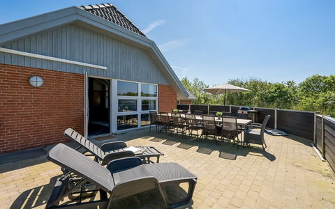 Aage - 1.7Km from the Sea: Mobilia, Interior Design, Pavimentazione, Pavimento, Soffitto, Camera, Sedia, Tavolo, Appartamento, Cucina & Sala Da Pranzo Tavolo