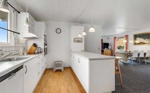 Mads - 400M from the Sea: Cucina, Pavimentazione, Interior Design, Controsoffitto, Soffitto, Legna, Pavimento, Mobilia, Lampada, Elettrodomestico Da Cucina
