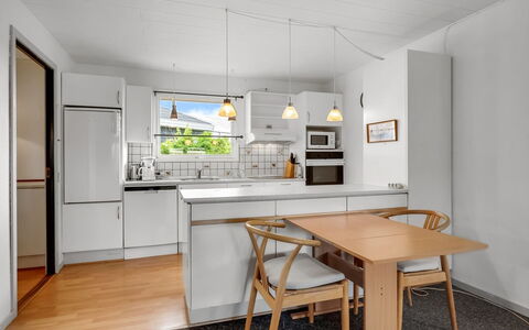 Mads - 400M from the Sea: Mobilia, Cucina, Interior Design, Pavimentazione, Controsoffitto, Elettrodomestico Da Cucina, Pavimento, Legna, Soffitto, Cucina & Sala Da Pranzo Tavolo