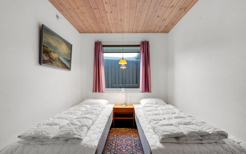 Mads - 400M from the Sea: Camera Da Letto, Letto, Legna, Lenzuolo, Bedding, Pavimento, Telaio Del Letto, Soffitto, Casa, Materasso