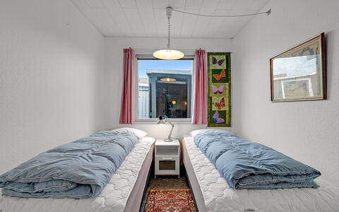Mads - 400M from the Sea: Letto, Camera Da Letto, Bedding, Lenzuolo, Pavimento, Interior Design, Pavimentazione, Mobilia, Biancheria, Soffitto
