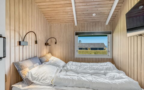 Ofrath - 350M to the Fjord: Legna, Camera Da Letto, Letto, Soffitto, Bedding, Color Legno, Lenzuolo, Latifoglie, Plank, Telaio Del Letto