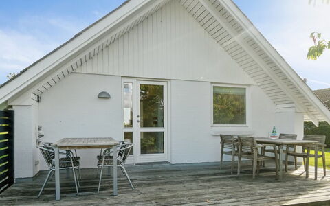 Jolanta - 20M from the Sea: Legna, Casa, Portico, Deck, Latifoglie, Tetto, Color Legno, Pavimento In Legno, Eco Hotel