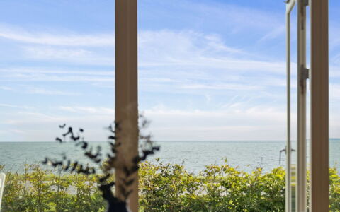 Jolanta - 20M from the Sea: Legna, Casa, Portico, Deck, Latifoglie, Tetto, Color Legno, Pavimento In Legno, Eco Hotel