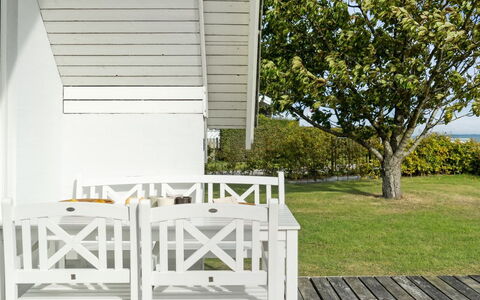 Jolanta - 20M from the Sea: Legna, Casa, Portico, Deck, Latifoglie, Tetto, Color Legno, Pavimento In Legno, Eco Hotel
