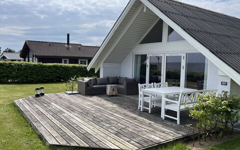 Jolanta - 20M from the Sea: Legna, Casa, Portico, Deck, Latifoglie, Tetto, Color Legno, Pavimento In Legno, Eco Hotel