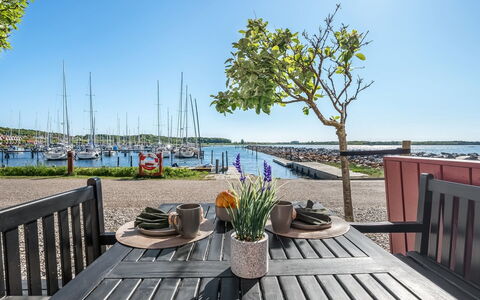 Ethly - 10M from the Sea: Tetto, Casa, Porta, Villetta, Shade, Raccordo, Cortile, Estate, Backyard