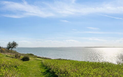Asel - 25M from the Sea: Tetto, Casa, Porta, Villetta, Shade, Raccordo, Cortile, Estate, Backyard