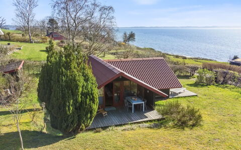 Asel - 25M from the Sea: Tetto, Casa, Porta, Villetta, Shade, Raccordo, Cortile, Estate, Backyard