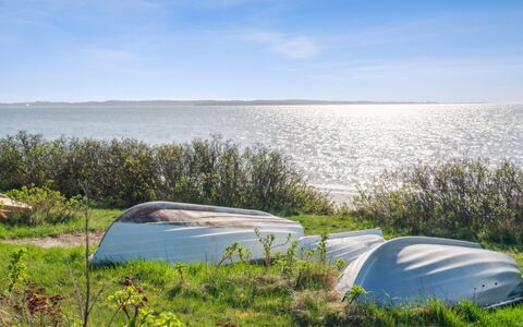 Asel - 25M from the Sea: Tetto, Casa, Porta, Villetta, Shade, Raccordo, Cortile, Estate, Backyard
