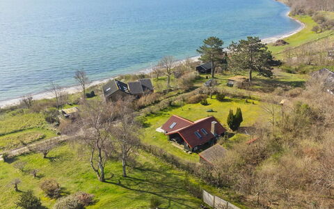 Asel - 25M from the Sea: Tetto, Casa, Porta, Villetta, Shade, Raccordo, Cortile, Estate, Backyard