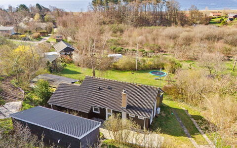 Usbjorn - 500M from the Sea: Casa, Tetto, Zona Residenziale, Casa, Paesaggio, Villetta, Area Rurale, Lotto, Insediamento Umano, Estate
