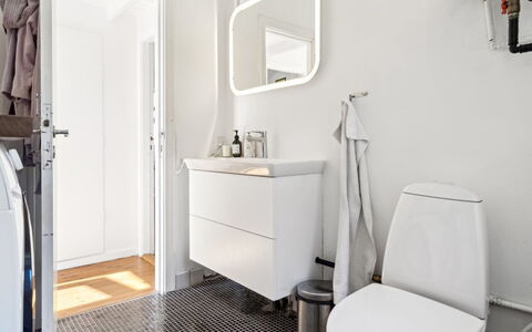 Usbjorn - 500M from the Sea: Pavimentazione, Interior Design, Pavimento, Idraulico Fixture, Idraulico, Gabinetto, Camera, Bagno, Toilet Seat, Soffitto