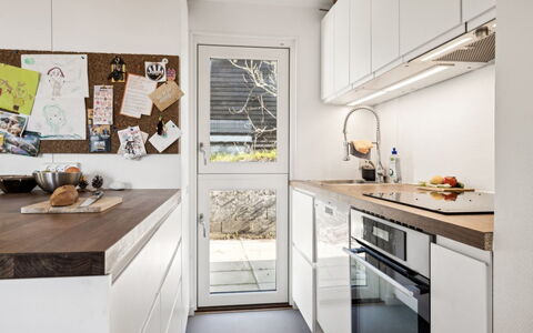Usbjorn - 500M from the Sea: Elettrodomestico Da Cucina, Cucina, Controsoffitto, Apparecchio Major, Interior Design, Pavimentazione, Cabinetry, Elettrodomestico, Legna, Mobilia