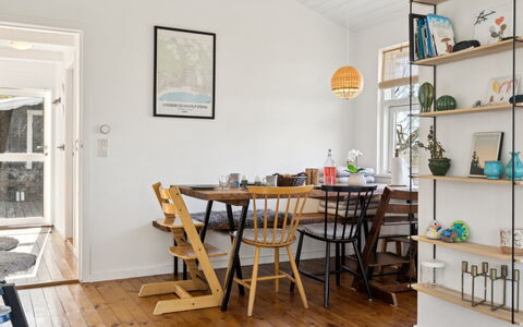 Usbjorn - 500M from the Sea: Mobilia, Pavimentazione, Interior Design, Legna, Pavimento, Pavimento In Legno, Scaffalature, Sala Da Pranzo, Mensola, Tavolo