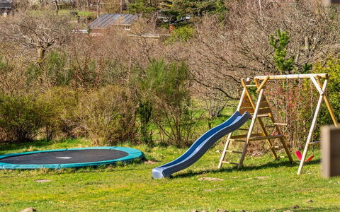 Usbjorn - 500M from the Sea: Blu, Erba, Attrezzatura Giochi All'Aperto, Scivolo, Campo Da Giuoco, Terreno Di Gioco, Giardino, Shade, Prato, Tempo Libero