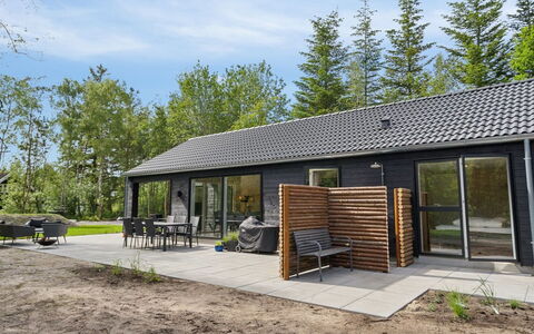 Laina - 250M from the Sea: Tetto, Casa, Casa, Villetta, Porta, Raccordo, Deck, Portico, Plank, Latifoglie