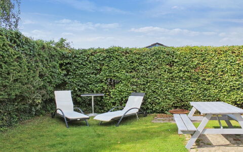 Milrid - 100M from the Sea: Arbusto, Hedge, Lotto, Groundcover, Giardino, Shade, Prato, Landscaping, Mobili Da Esterno