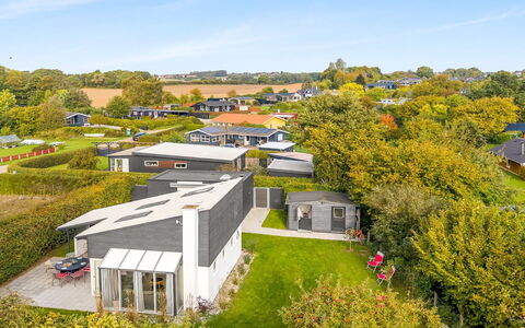 Milrid - 100M from the Sea: Zona Residenziale, Tetto, Casa, Casa, Estate, Giardino, Sobborgo, Landscaping, Prato, Cortile