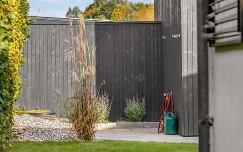 Milrid - 100M from the Sea: Legna, Giardino, Backyard, Plank, Latifoglie, Home Scherma, Cortile, Landscaping, Raccordo, Recinzione