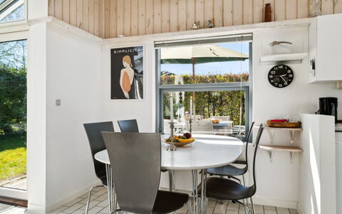 Milrid - 100M from the Sea: Mobilia, Interior Design, Pavimentazione, Soffitto, Sedia, Pavimento, Cucina & Sala Da Pranzo Tavolo, Tavolo, Illuminazione, Cucina