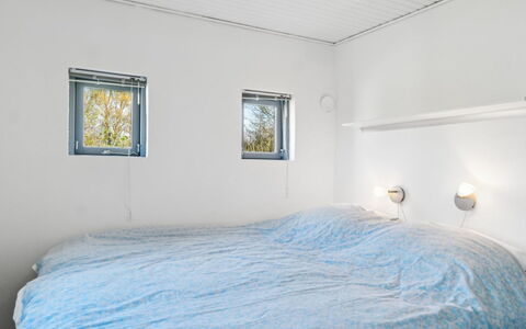 Milrid - 100M from the Sea: Soffitto, Interior Design, Camera Da Letto, Illuminazione, Camera, Lenzuolo, Bedding, Letto, Lampada, Biancheria