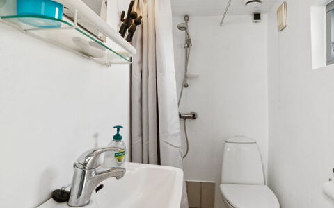 Milrid - 100M from the Sea: Idraulico Fixture, Parete, Lavandino Del Bagno, Interior Design, Lavello, Bagno, Pavimentazione, Pavimento, Gabinetto, Rubinetto