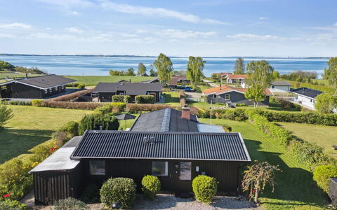Manfred - 250M from the Sea: Piscina, Mobili Da Esterno, Mobilia, Ricorrere, Flagstone, Eco Hotel, Shade, Sedia, Tempo Libero, Estate