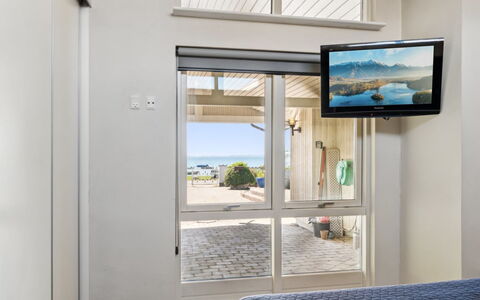 Michel - 25M from the Sea: Dispositivo Elettronico, Interior Design, Mobilia, Camera, Mare, Televisione, Soffitto, Oceano