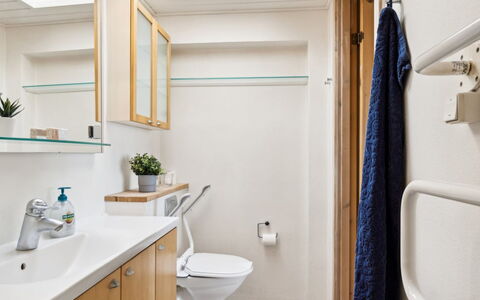 Michel - 25M from the Sea: Pavimentazione, Idraulico Fixture, Interior Design, Lavandino Del Bagno, Pavimento, Legna, Bagno, Lavello, Mobiletto Del Bagno, Rubinetto