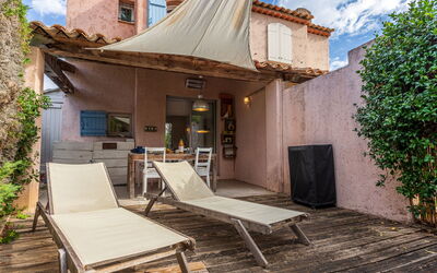 Gassin 150: Mobilia, Mobili Da Esterno, Sedia, Shade, Vaso Di Fiori, Tavolo Esterno, Struttura Esterna, Terrazza, Pianta Della Casa, Piscina