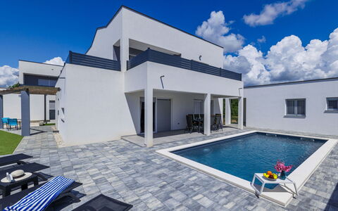 Blue Rose: Cielo, Nube, Costruzione, Proprietà, Blu, Azzurro, Casa, Finestra, Piscina, Shade