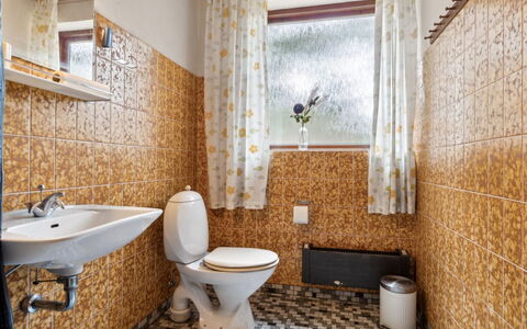 Awa - 800M from the Sea: Parete, Idraulico Fixture, Bagno, Pavimentazione, Pavimento, Interior Design, Lavandino Del Bagno, Idraulico, Gabinetto, Piastrella