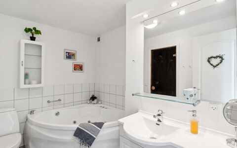 Isbiorn - 300M from the Sea: Interior Design, Idraulico Fixture, Bagno, Pavimentazione, Soffitto, Vasca Da Bagno, Pavimento, Rubinetto, Idraulico, Camera