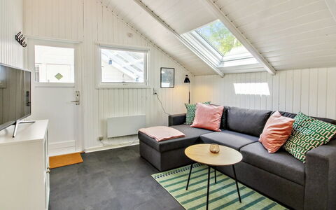 Jaakob - 30Km from the Sea: Interior Design, Pavimentazione, Mobilia, Legna, Pavimento, Divano, Soffitto, Camera, Soggiorno, Pavimento In Legno