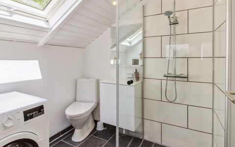 Jaakob - 30Km from the Sea: Pavimentazione, Idraulico Fixture, Pavimento, Interior Design, Bagno, Soffitto, Idraulico, Lavello, Rubinetto, Gabinetto