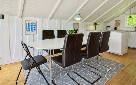 Jaakob - 30Km from the Sea: Mobilia, Pavimentazione, Interior Design, Pavimento, Soffitto, Cucina & Sala Da Pranzo Tavolo, Illuminazione, Sala Da Pranzo, Tavolo, Sedia