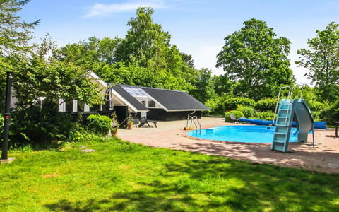 Jaakob - 30Km from the Sea: Albero, Shade, Giardino, Piscina, Estate, Landscaping, Prato, Cortile, Ricorrere, Backyard