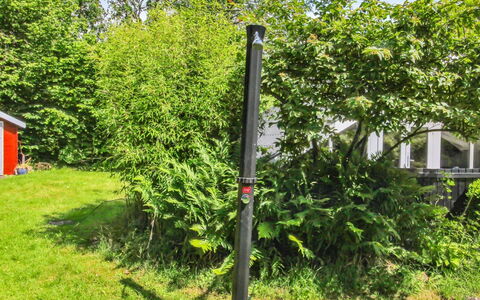 Jaakob - 30Km from the Sea: Arbusto, Giardino, Prato, Landscaping, Backyard