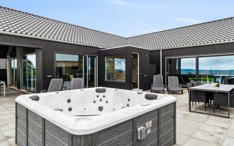 Straale - 50M from the Sea: Tetto, Casa, Casa, Villetta, Porta, Raccordo, Deck, Portico, Plank, Latifoglie