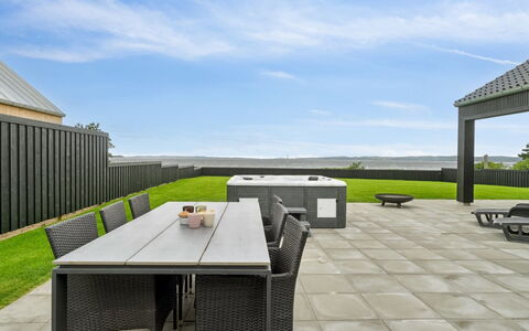 Straale - 50M from the Sea: Tetto, Casa, Casa, Villetta, Porta, Raccordo, Deck, Portico, Plank, Latifoglie